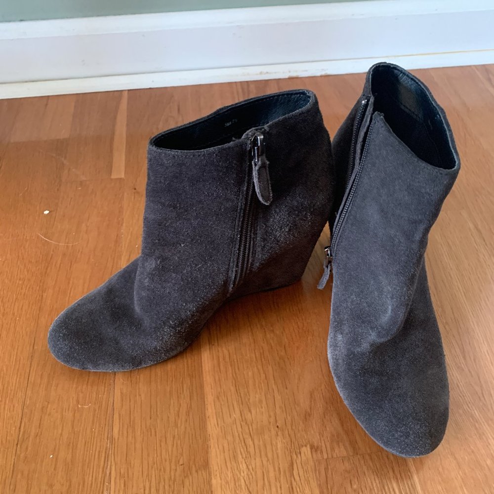 WOMEN'S GREY DOLCE VITA WEDGE ANKLE BOOT 71/2